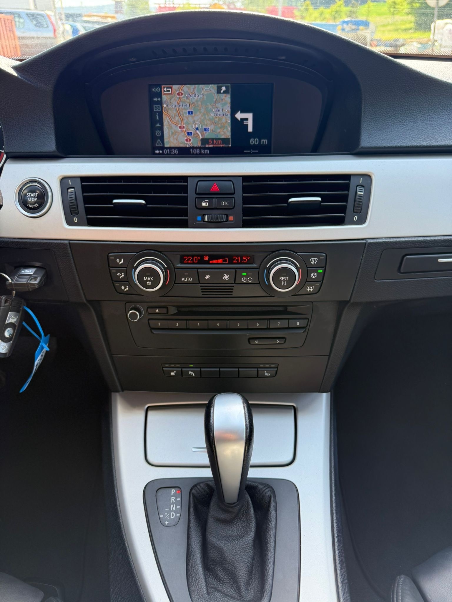 BMW 320i Touring Steptronic-image-10