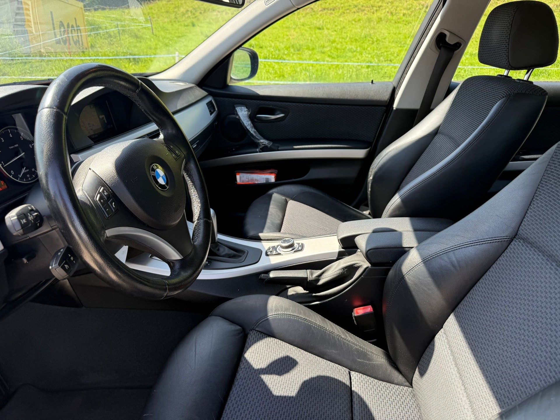 BMW 320i Touring Steptronic-image-12