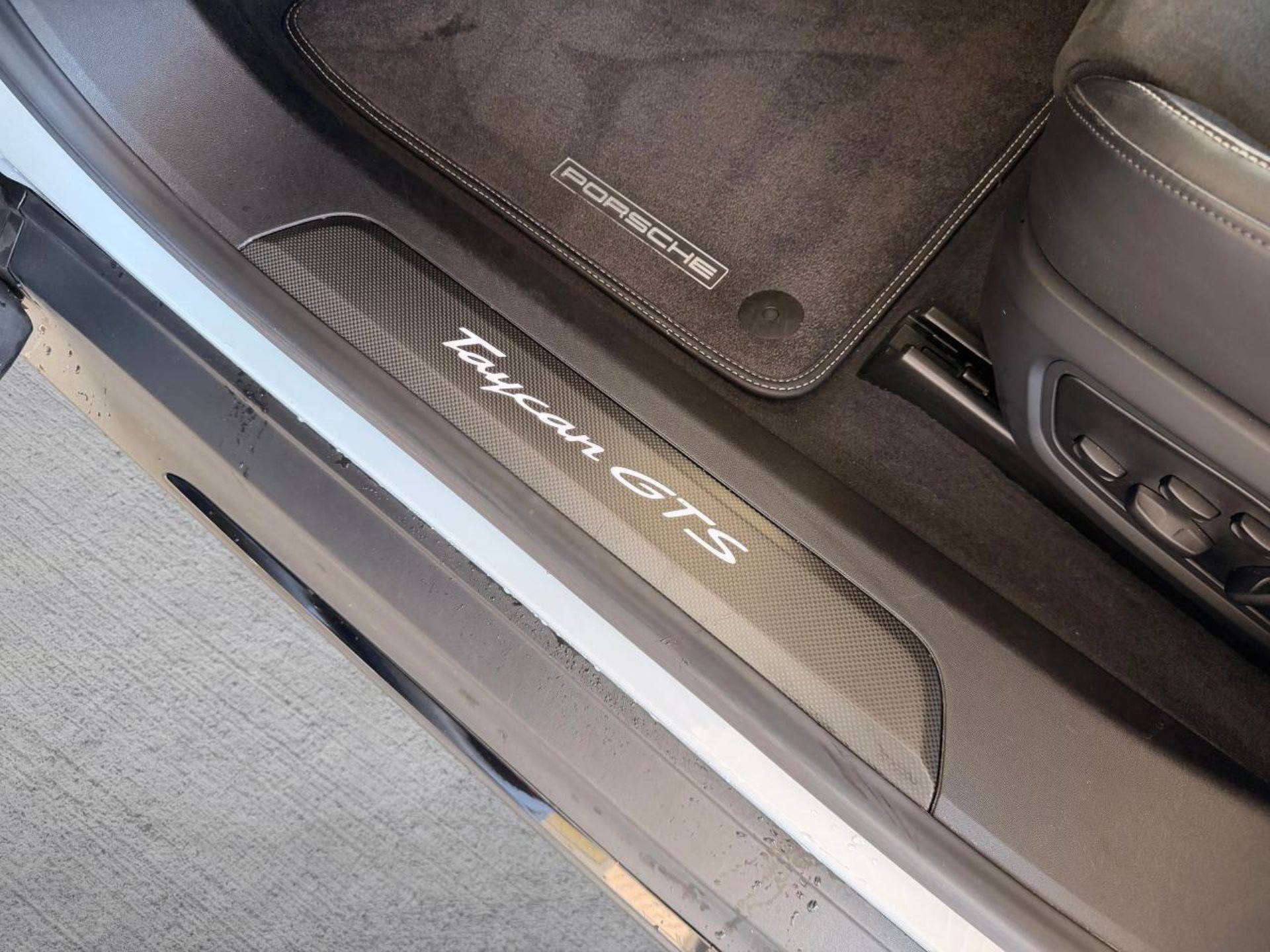 PORSCHE Taycan GTS Sport Turismo (MY22)-image-26