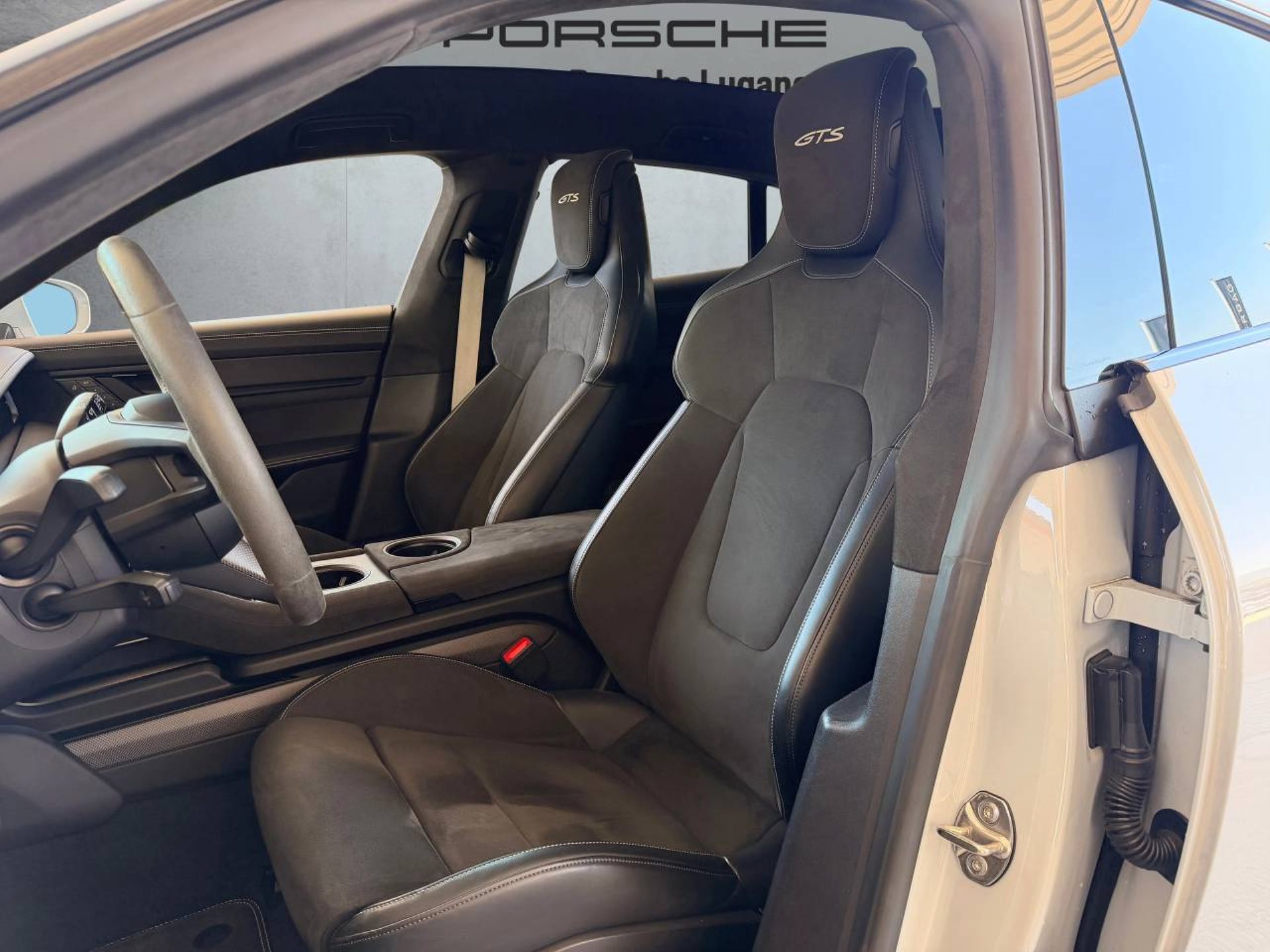 PORSCHE Taycan GTS Sport Turismo (MY22)-image-4