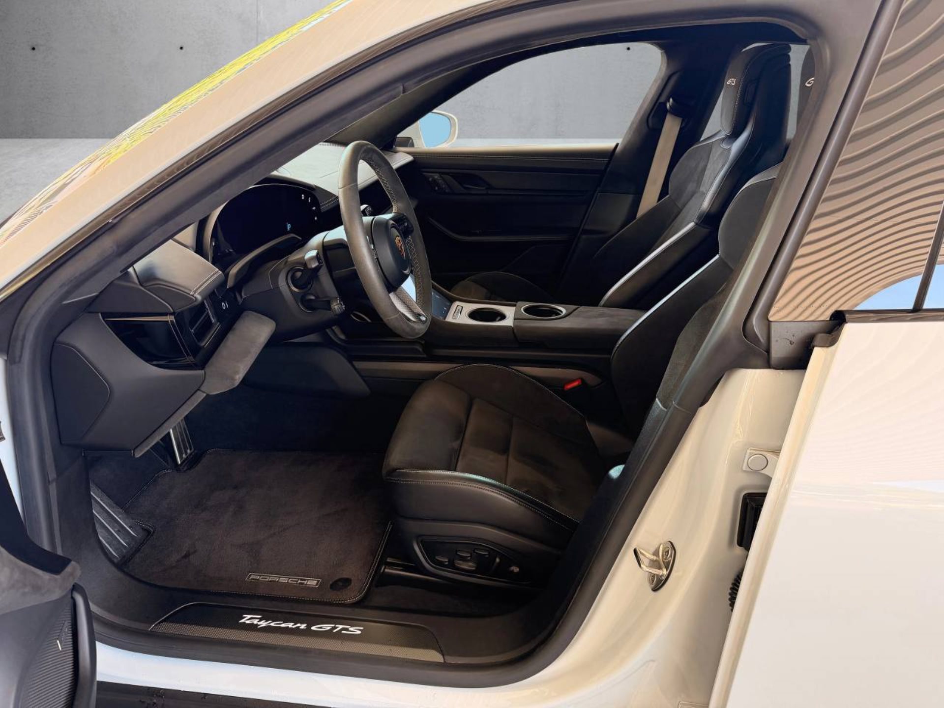 PORSCHE Taycan GTS Sport Turismo (MY22)-showroom-element-3