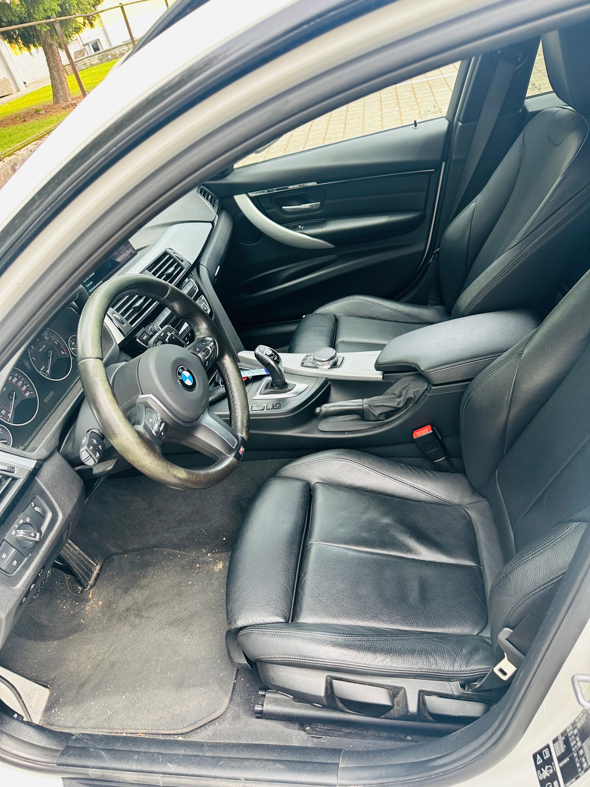 BMW 320d xDrive Touring Edition M Sport Steptronic-image-13
