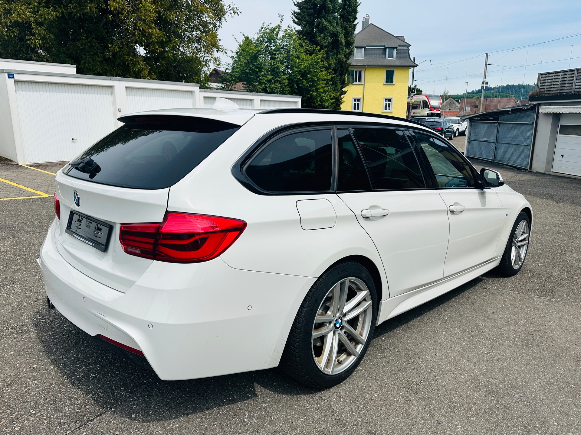 BMW 320d xDrive Touring Edition M Sport Steptronic-image-8