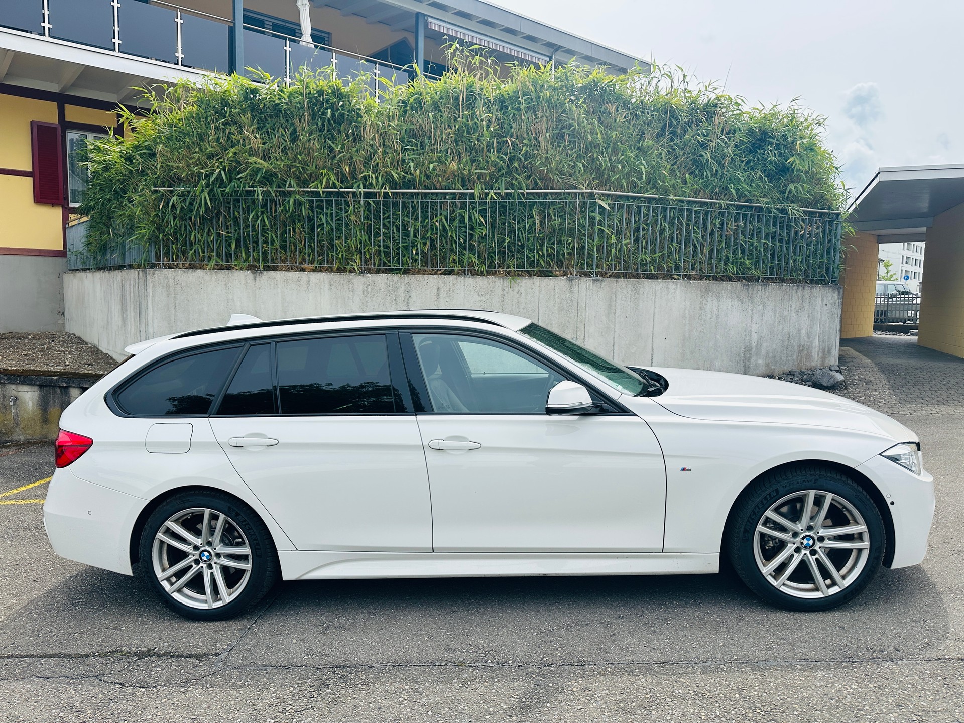 BMW 320d xDrive Touring Edition M Sport Steptronic-image-4