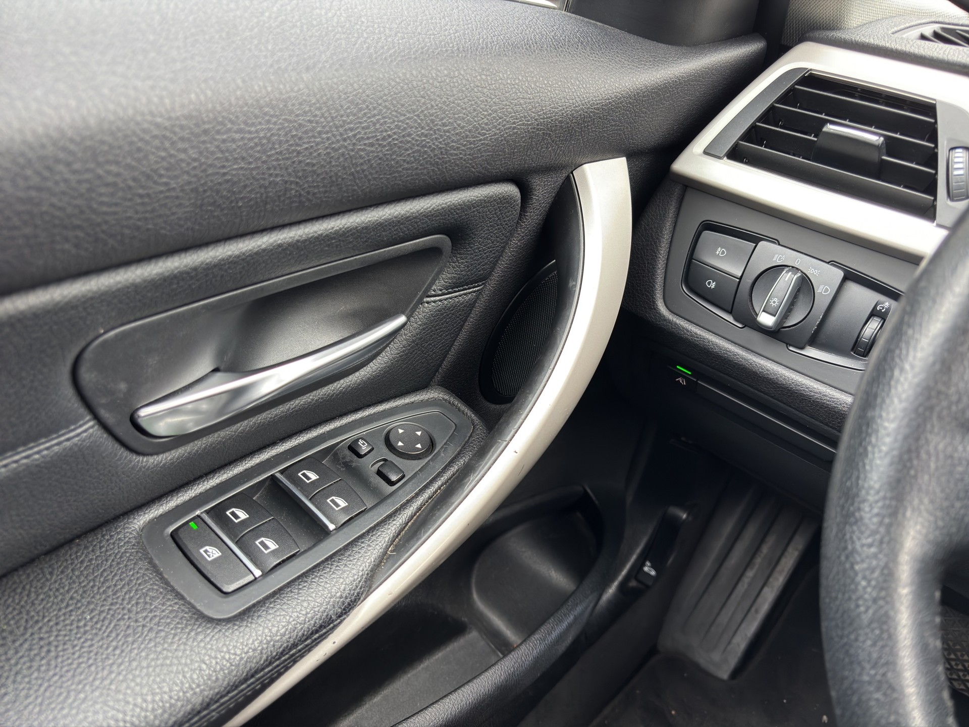 BMW 330i xDrive Touring Steptronic-image-12