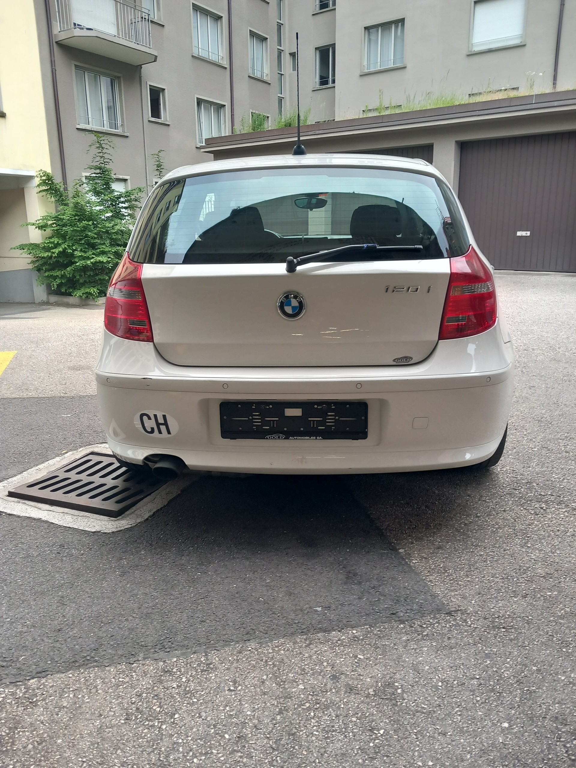 BMW 120i-image-1