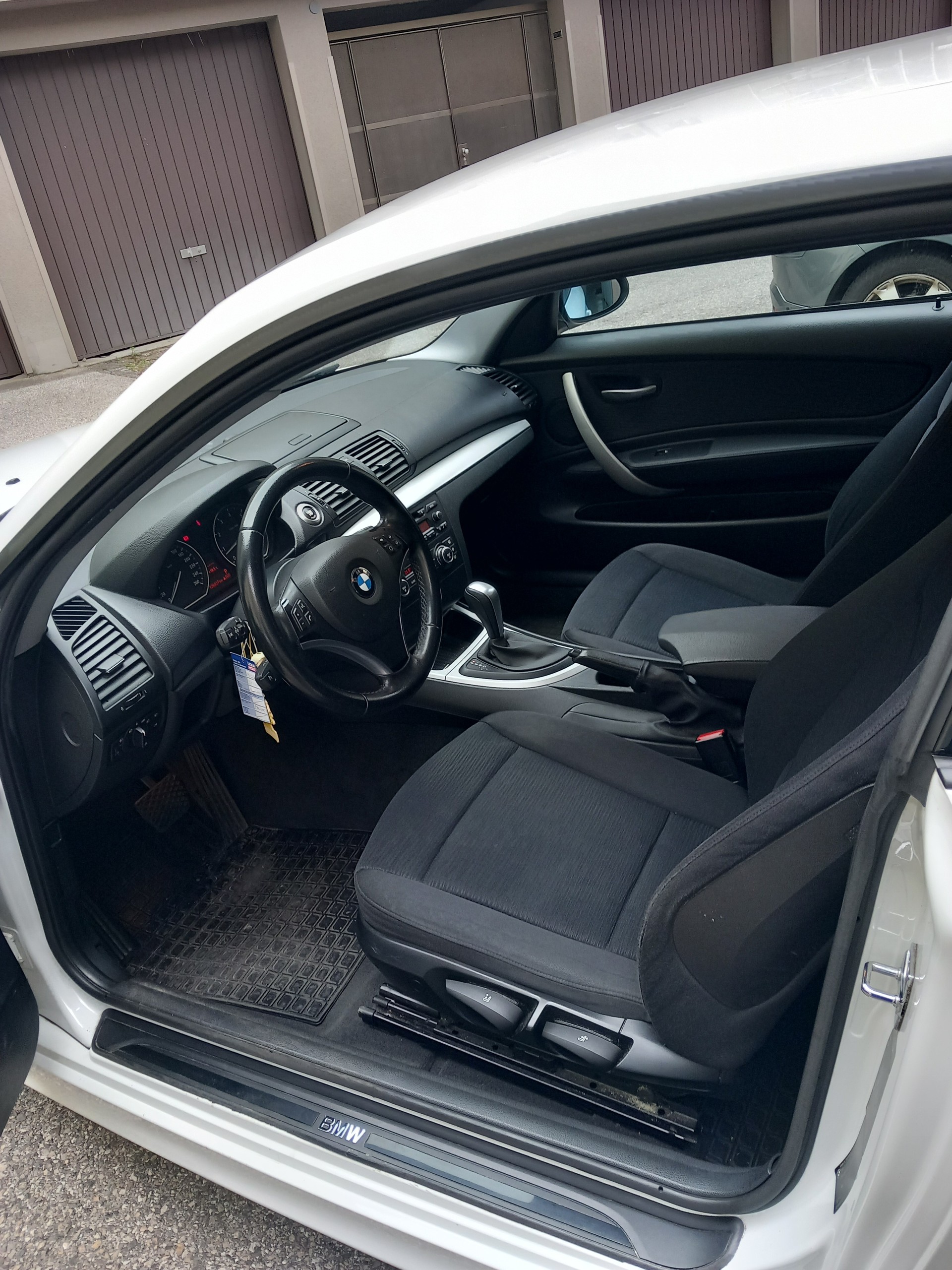 BMW 120i-image-5
