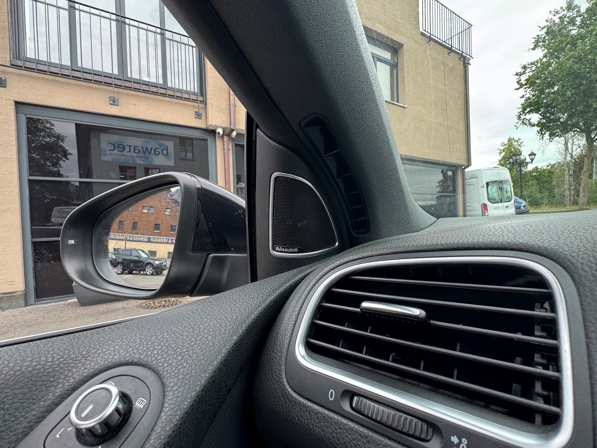 VW Golf Cabrio 2.0 TSI R DSG-image-14