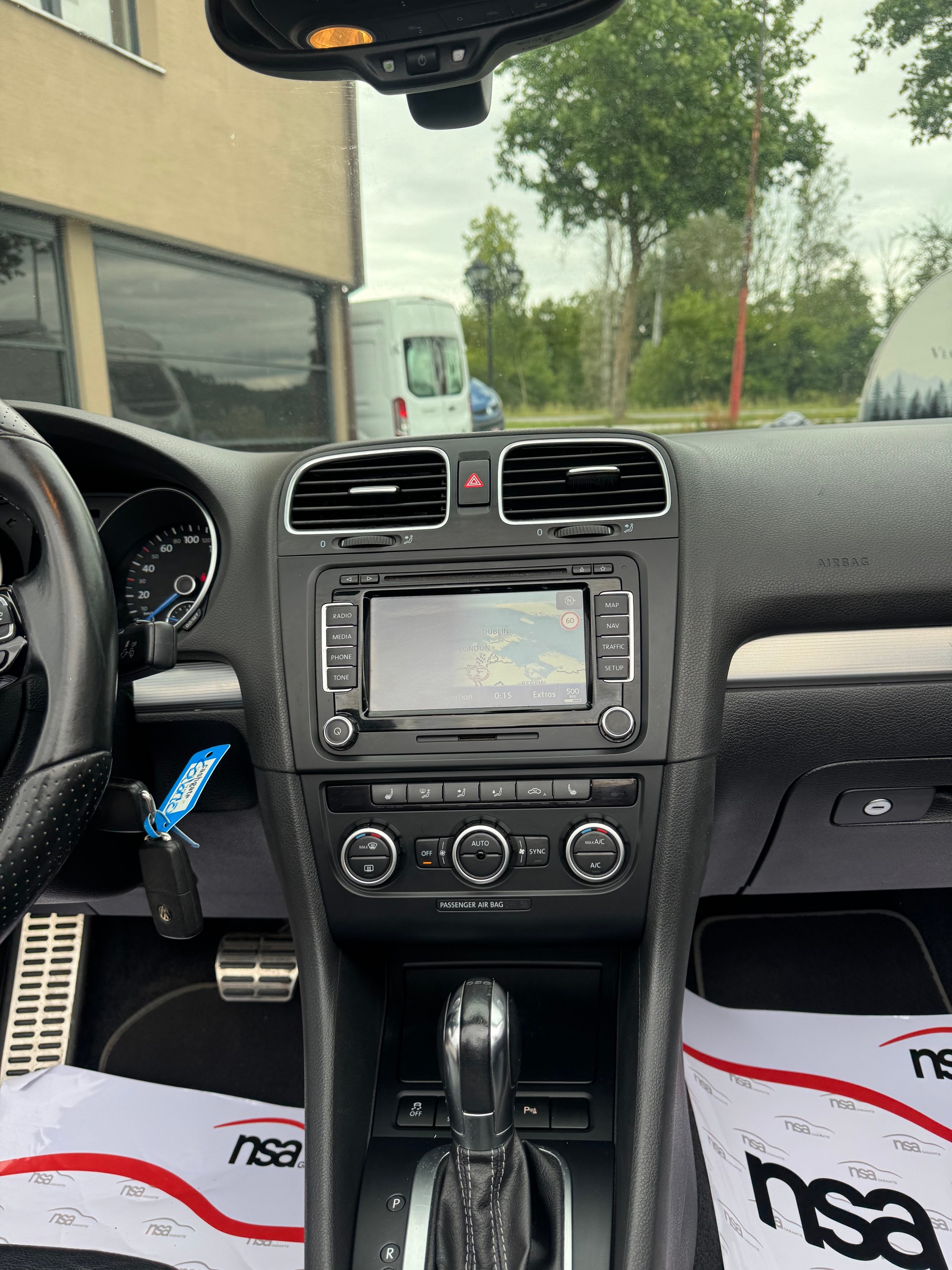 VW Golf Cabrio 2.0 TSI R DSG-image-12