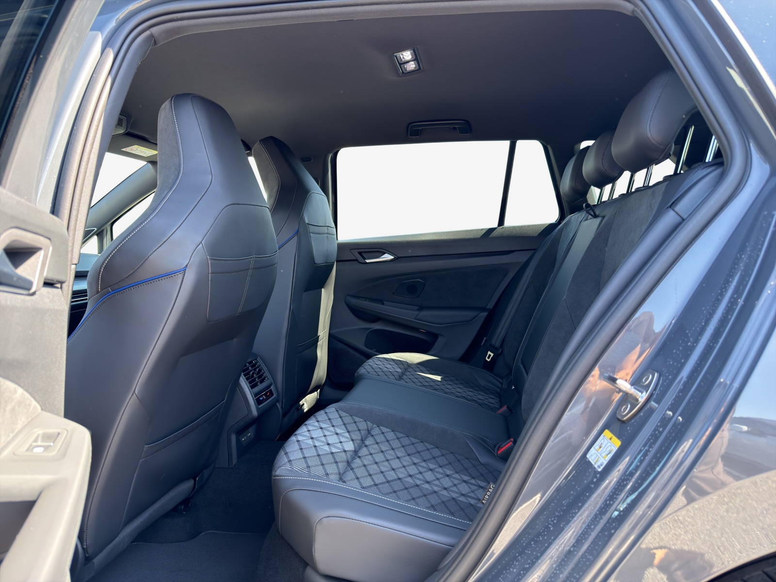 VW Golf Variant 2.0 TSI R-Line DSG 4 Motion-image-11