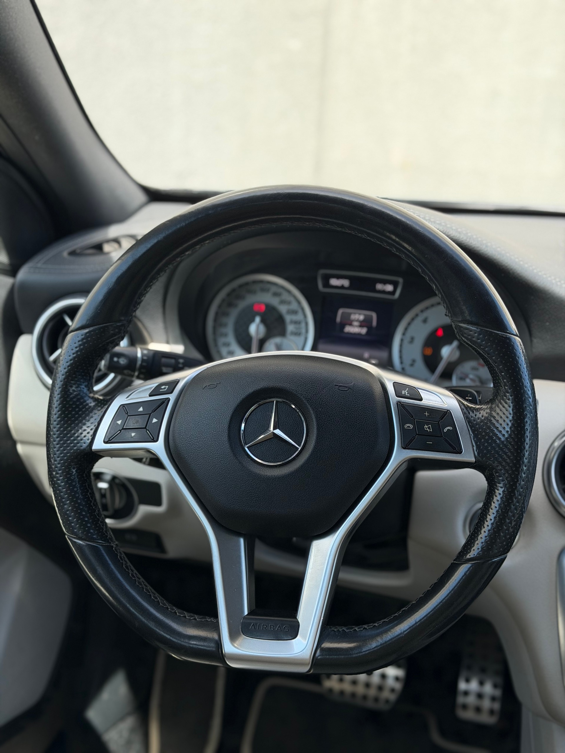 MERCEDES-BENZ A 250 AMG Line 4Matic 7G-DCT-image-8