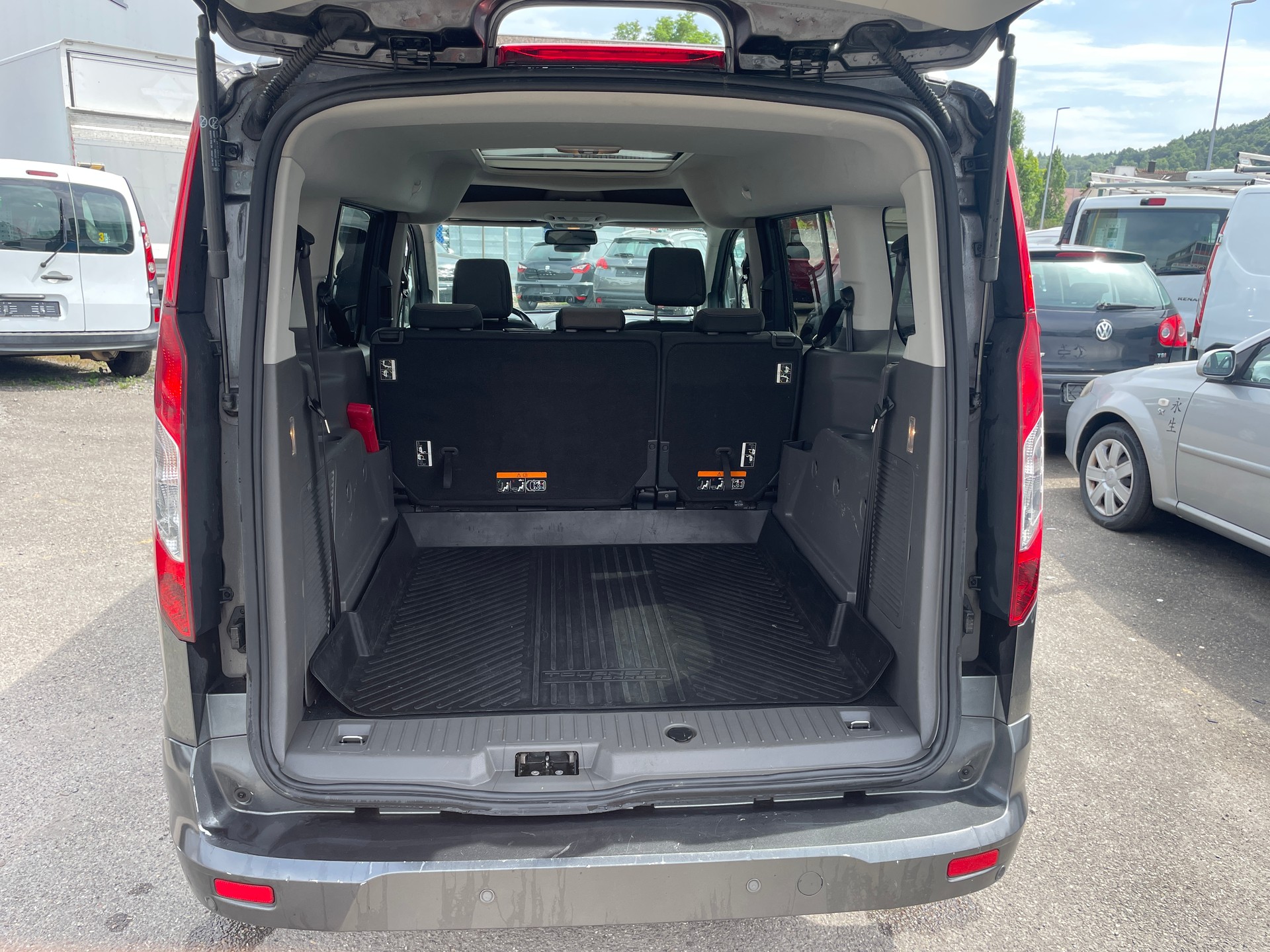 FORD Grand Tourneo Connect 1.5 EcoBlue Trend Automat-image-12