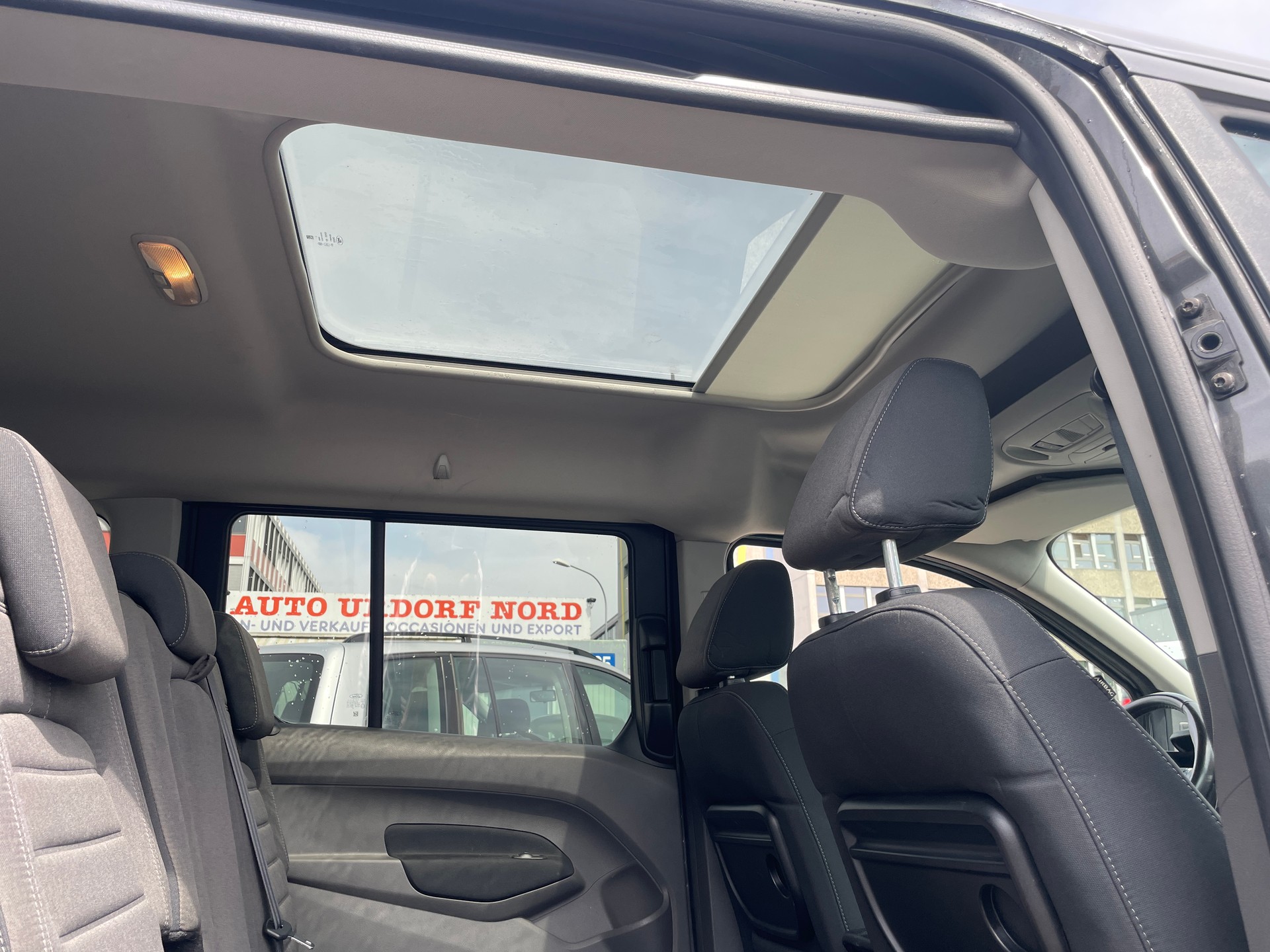 FORD Grand Tourneo Connect 1.5 EcoBlue Trend Automat-image-11