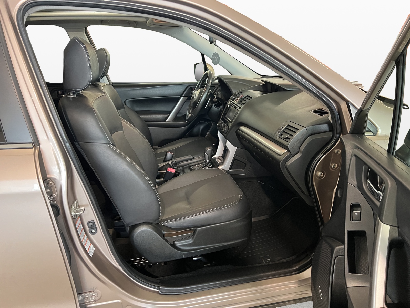 SUBARU Forester 2.0XT Luxury Lineartronic-image-8