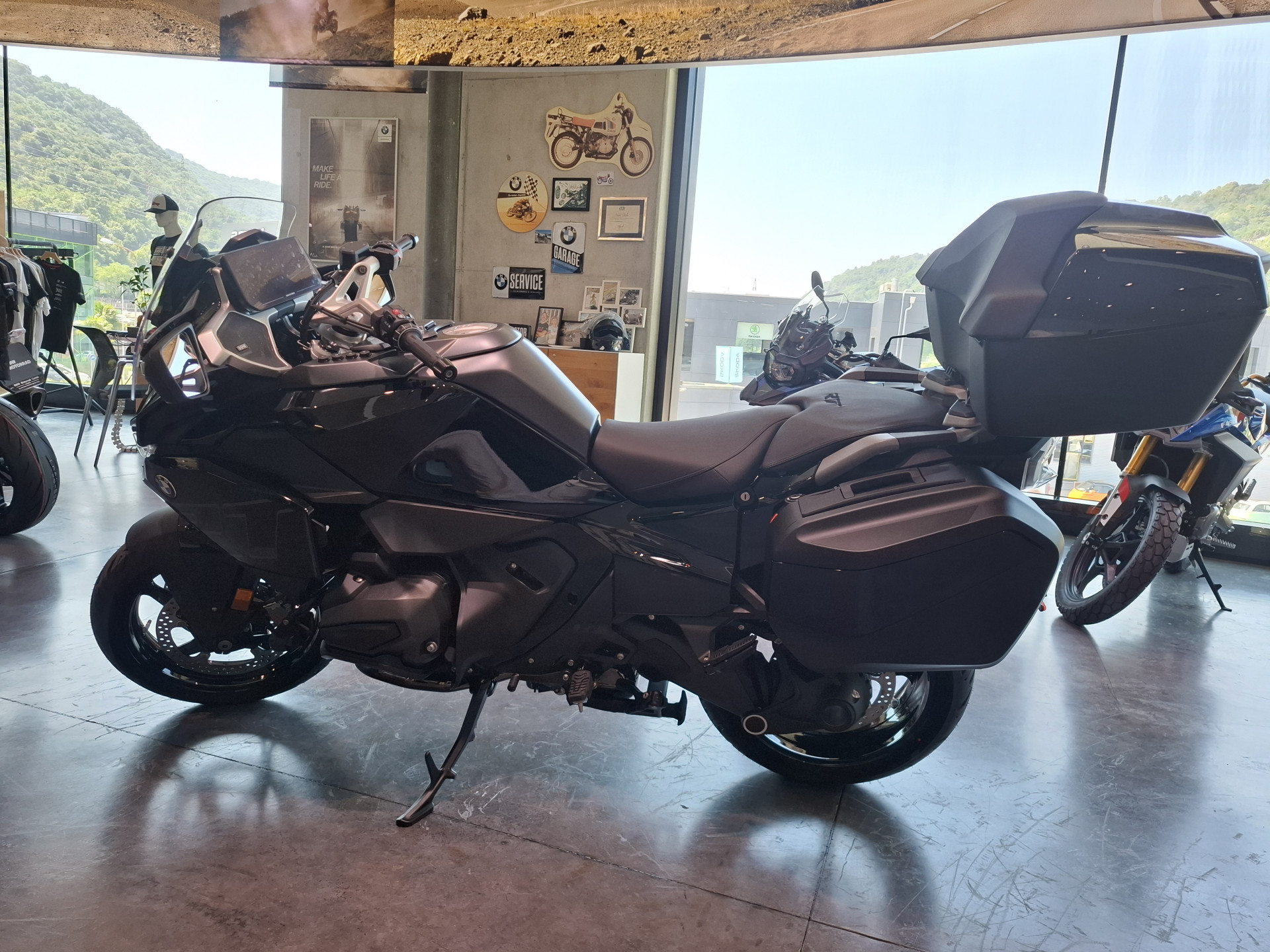 BMW R 1300 RT Triple Black-showroom-element-3