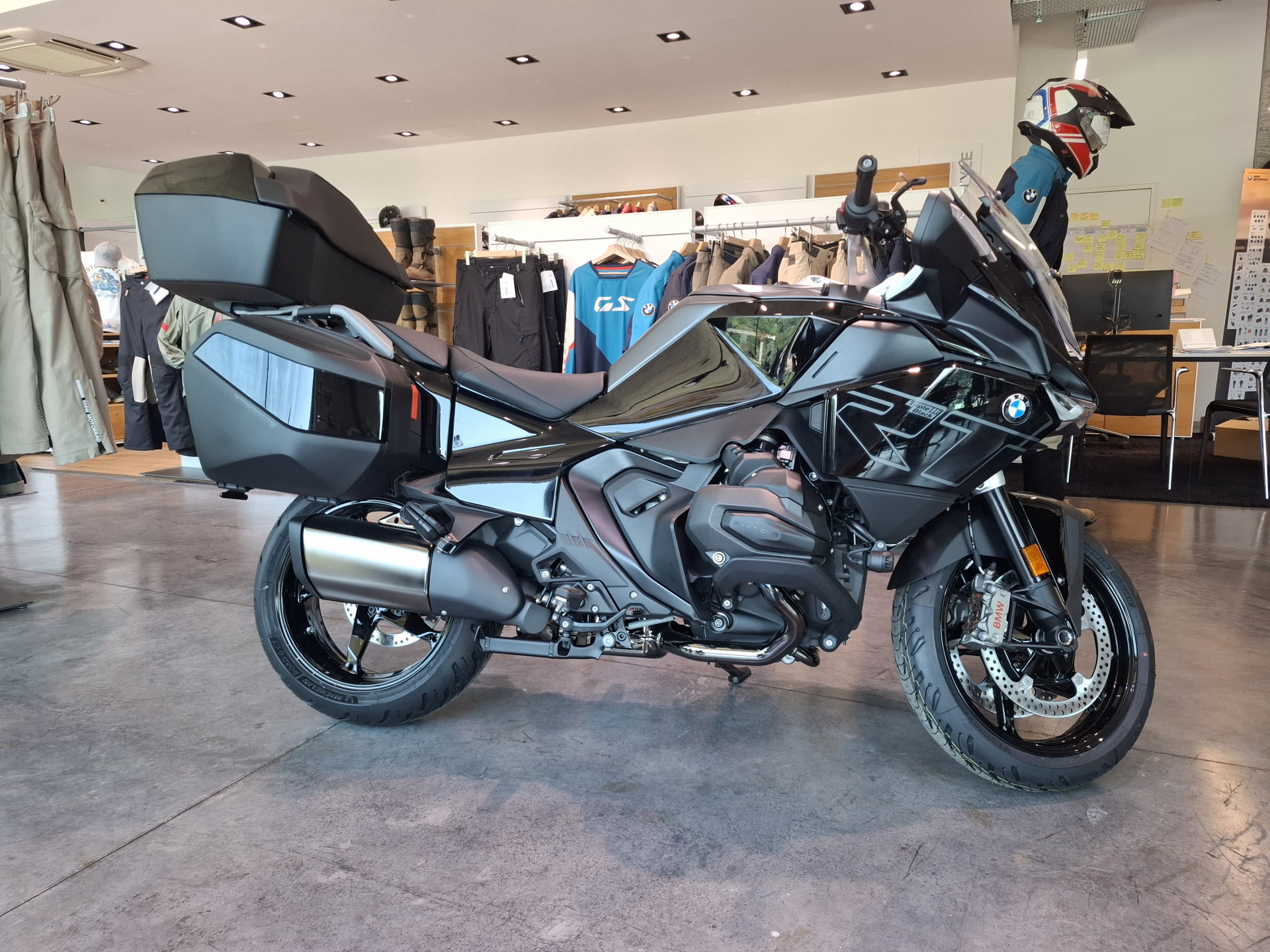 BMW R 1300 RT Triple Black-showroom-element-2