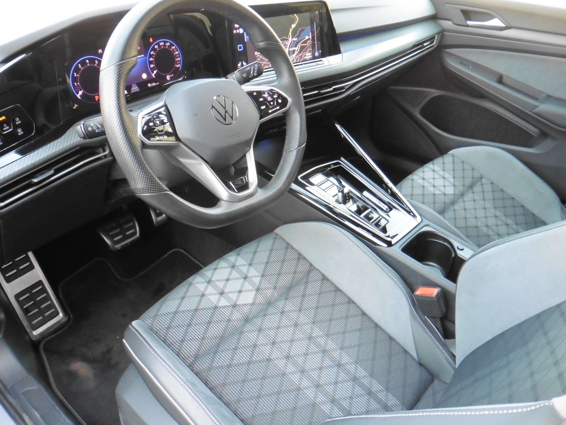 VW Golf 1.5 eTSI mHEV ACT R-Line DSG-image-17