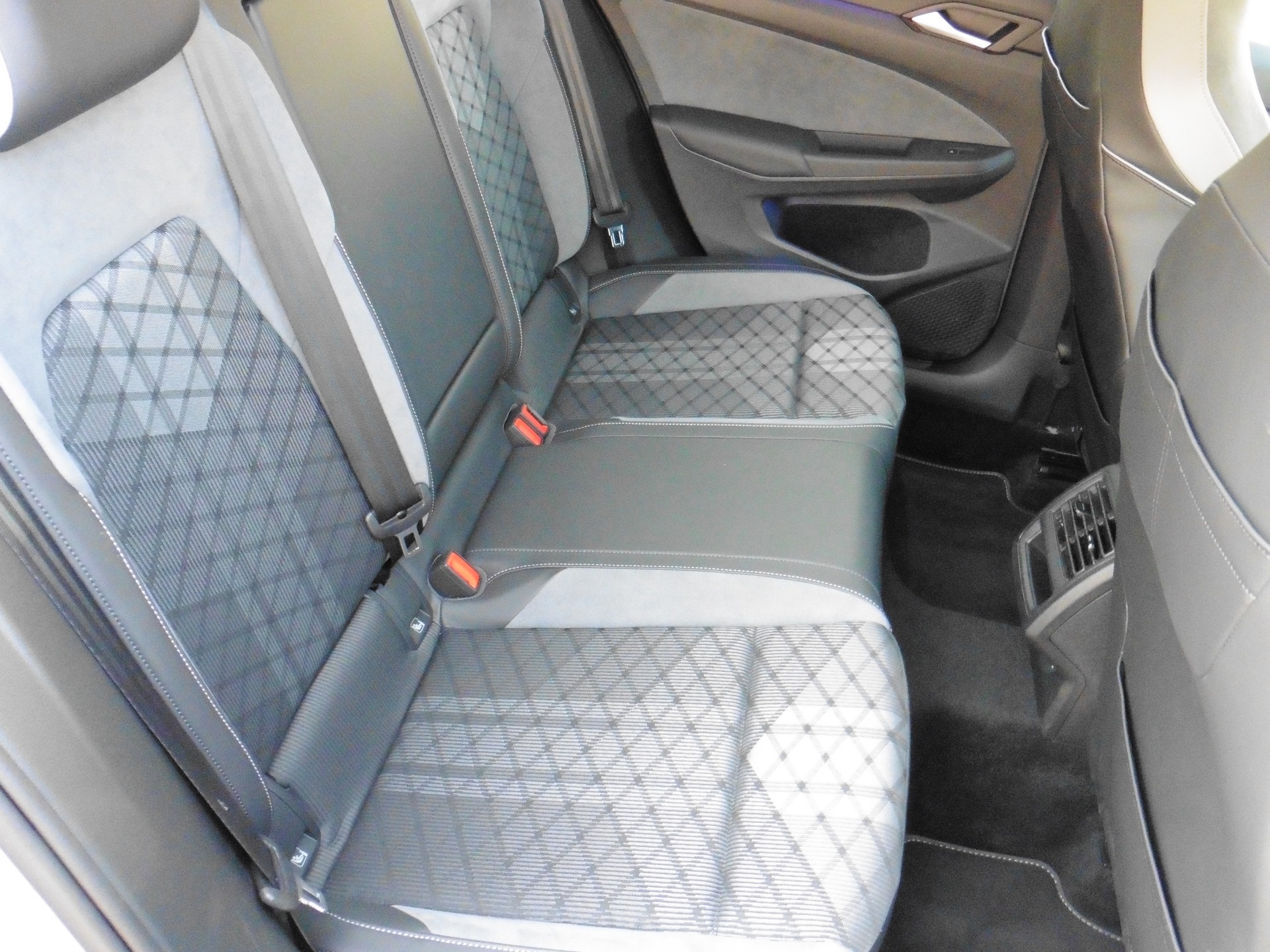 VW Golf 1.5 eTSI mHEV ACT R-Line DSG-image-23
