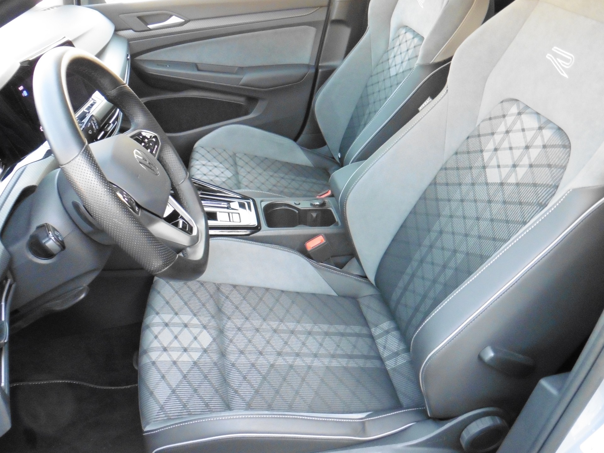 VW Golf 1.5 eTSI mHEV ACT R-Line DSG-image-18
