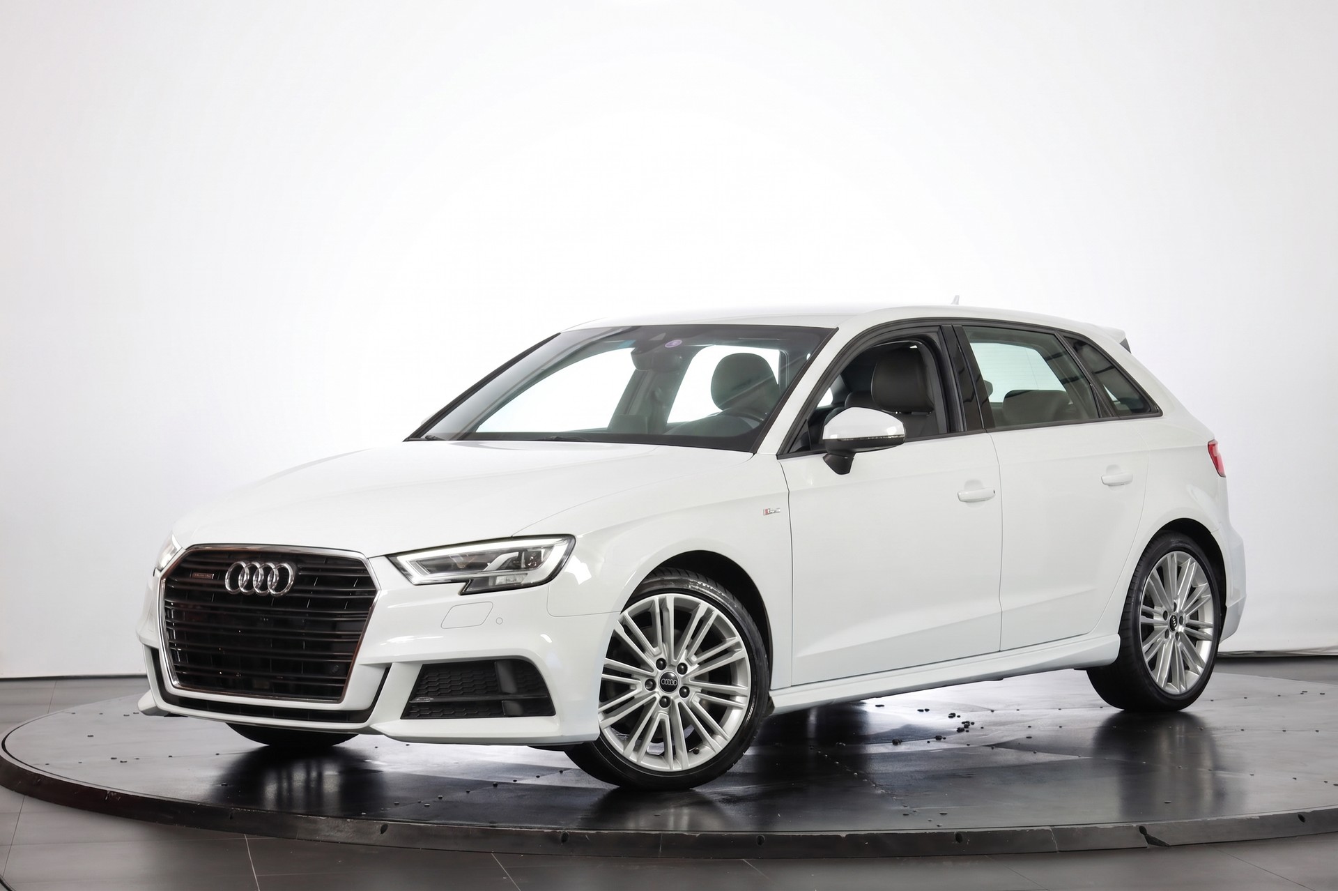 AUDI A3 Sportback 2.0 TFSI Design quattro S-tronic-image-4