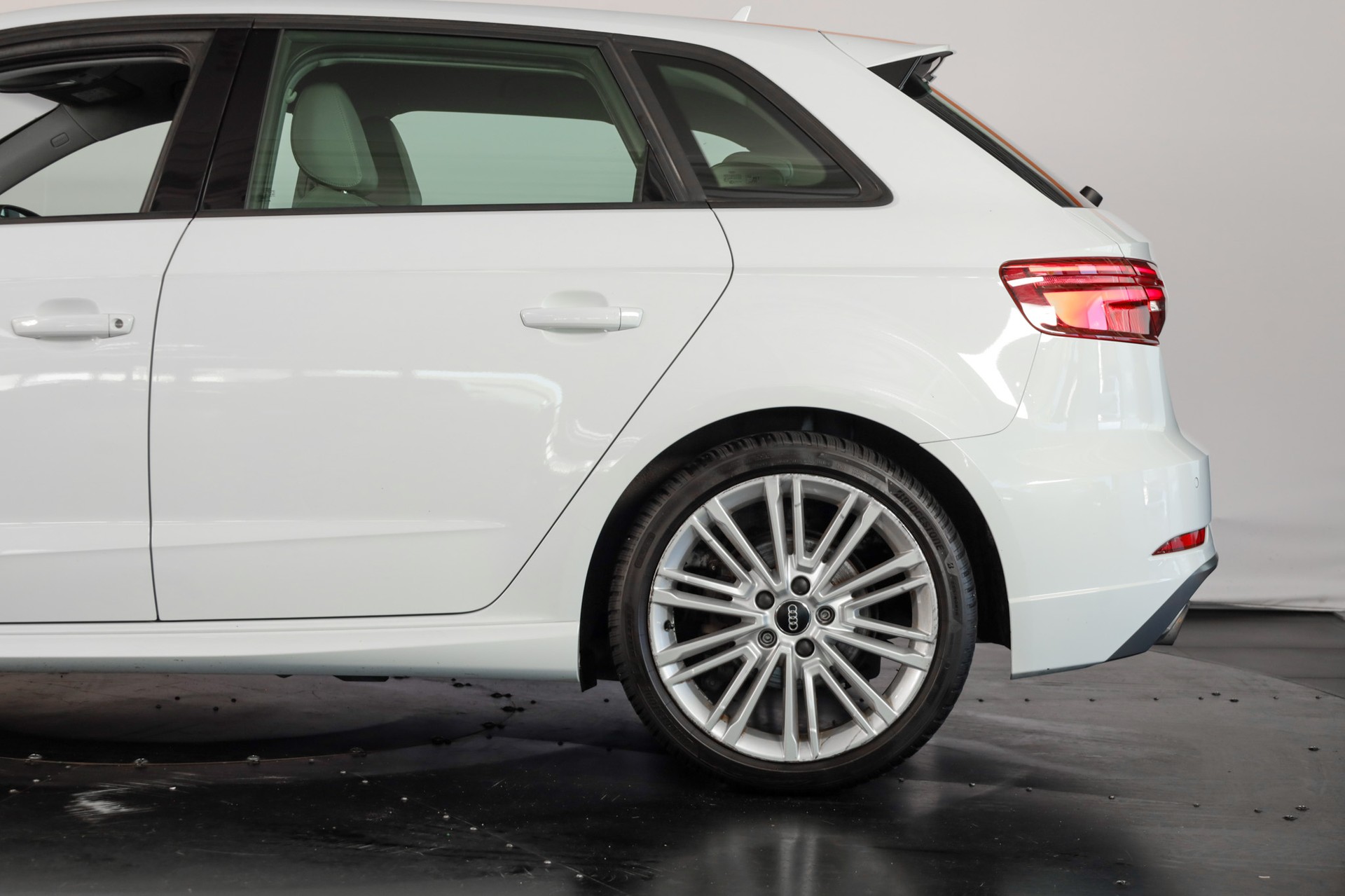 AUDI A3 Sportback 2.0 TFSI Design quattro S-tronic-image-16