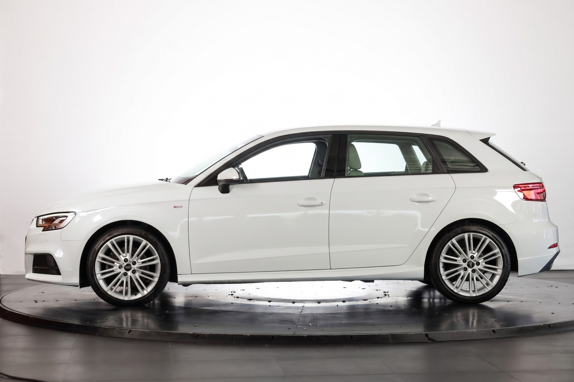 AUDI A3 Sportback 2.0 TFSI Design quattro S-tronic-image-3