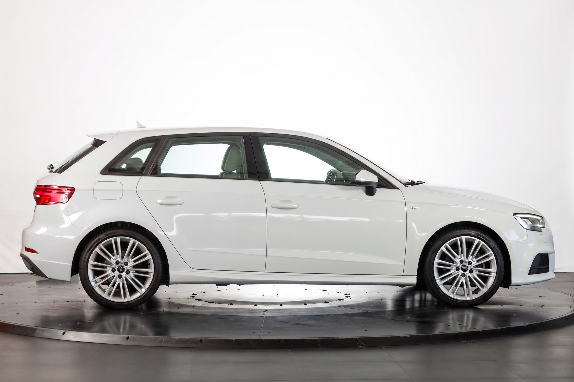 AUDI A3 Sportback 2.0 TFSI Design quattro S-tronic-image-2