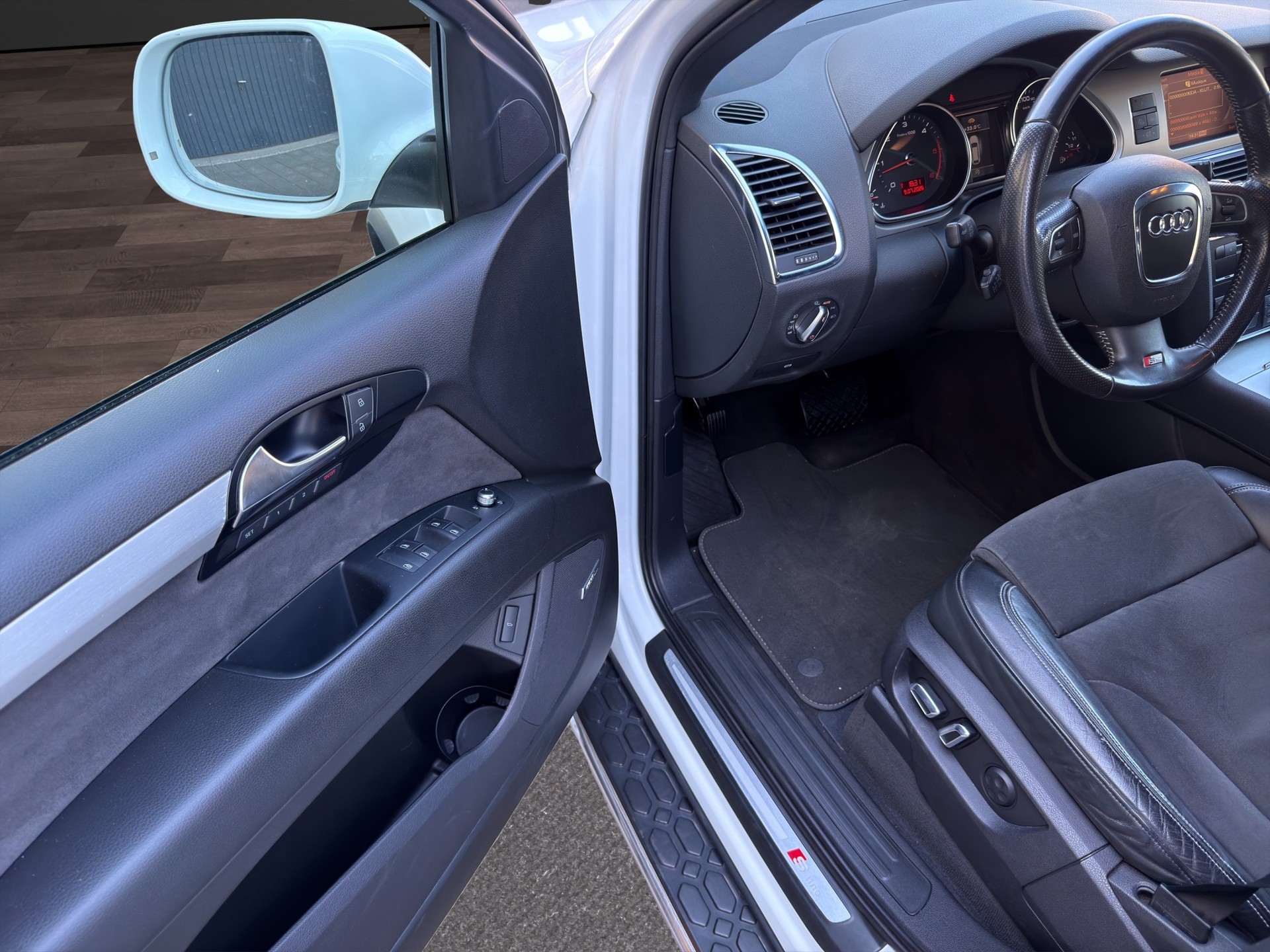 AUDI Q7 3.0 TDI S-Line quattro tiptronic 7-Sitzer-image-19
