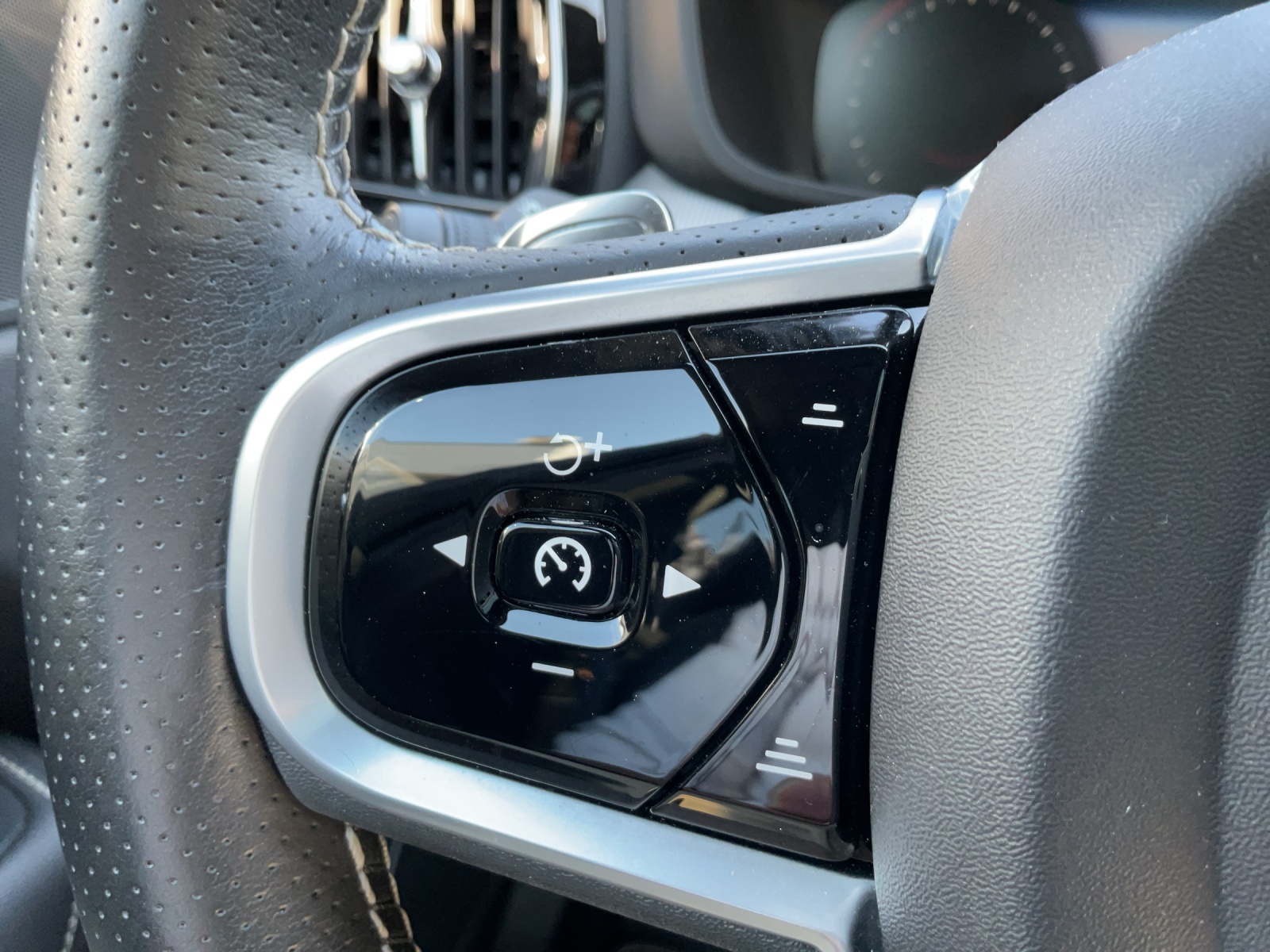 VOLVO XC60 T5 AWD R-Design Geartronic-image-22
