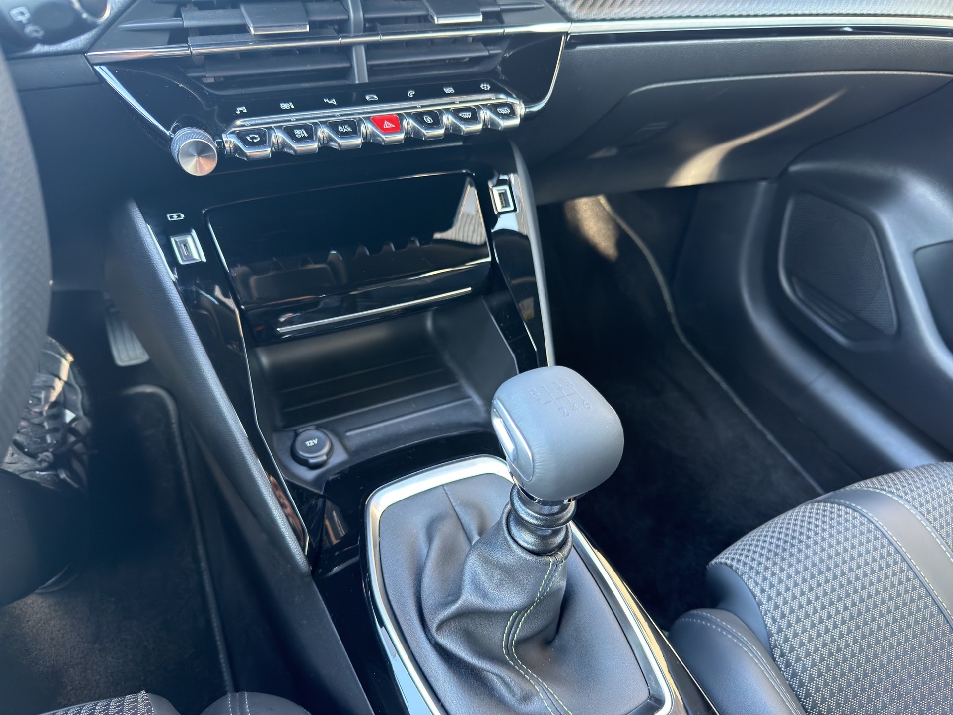 PEUGEOT 208 1.2 GT Line-image-10