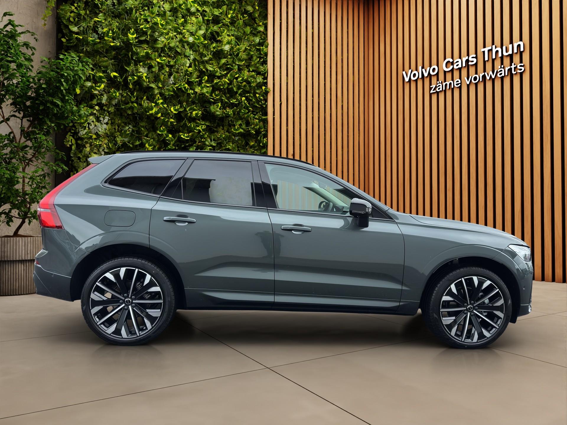 VOLVO XC60 2.0 B5 MH Ultra Dark AWD-showroom-element-3