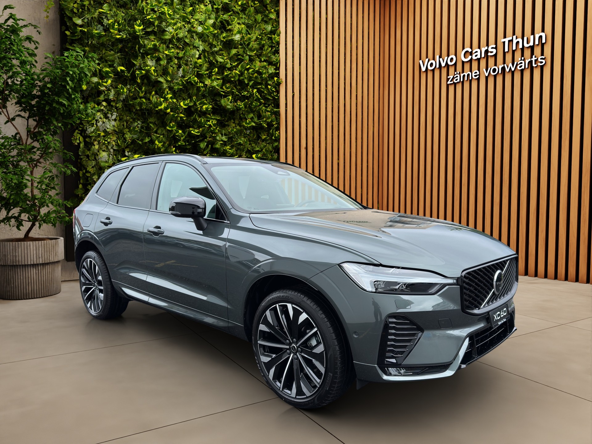 VOLVO XC60 2.0 B5 MH Ultra Dark AWD-showroom-element-2