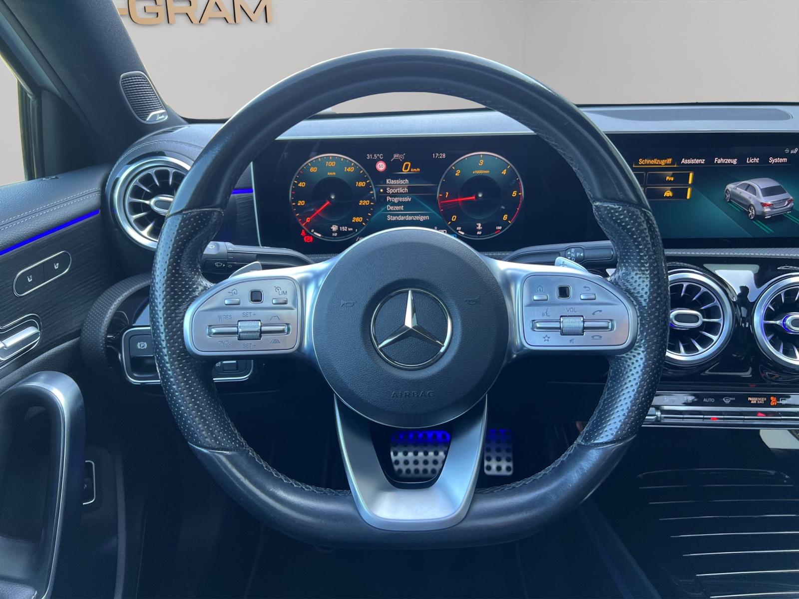 MERCEDES-BENZ A 220 d AMG Line 8G-DCT-image-15