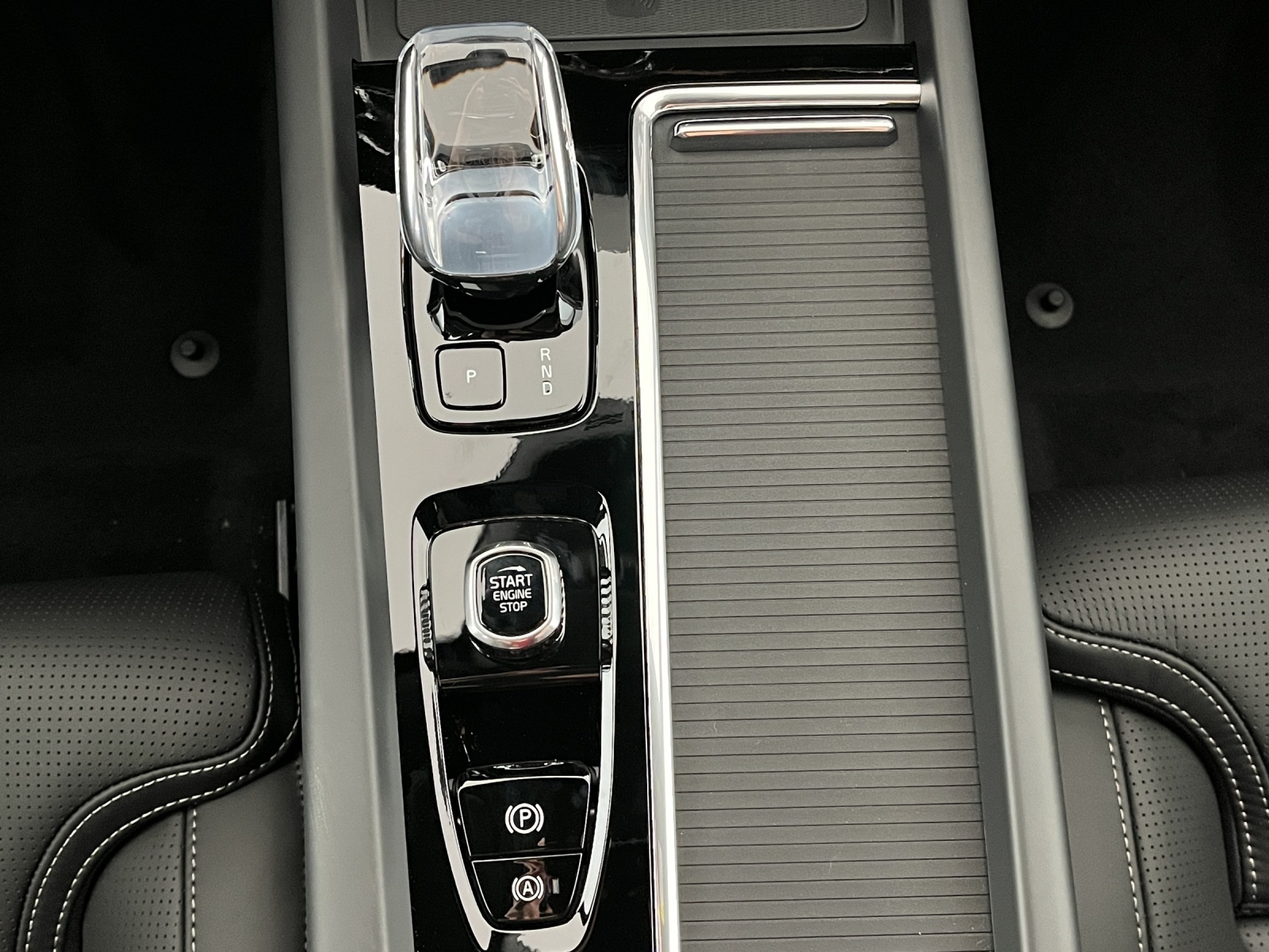 VOLVO XC60 2.0 T6 TE Black Edition eAWD-image-16