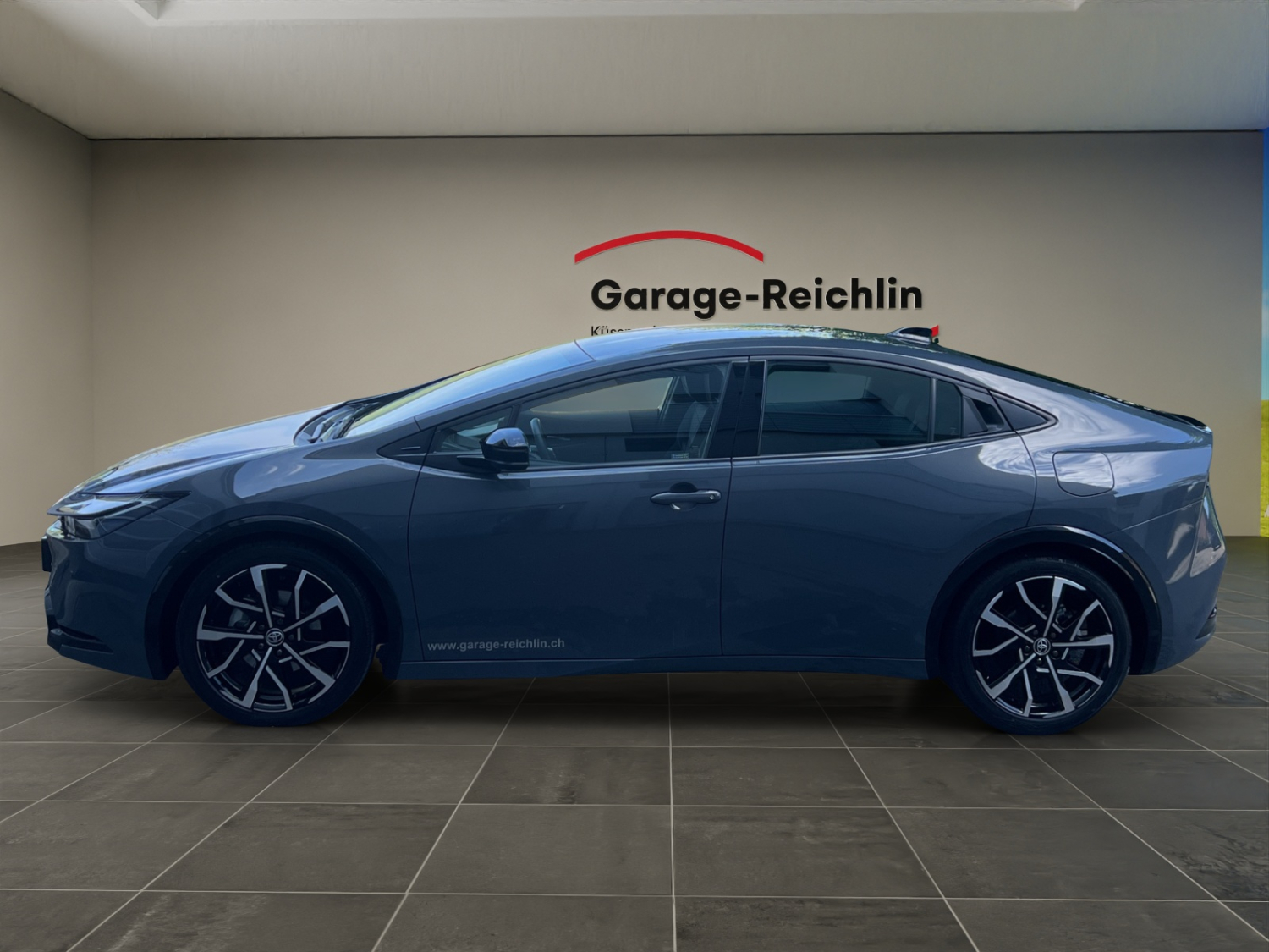 TOYOTA Prius 2.0 Plug-In-Hybrid Style-image-1