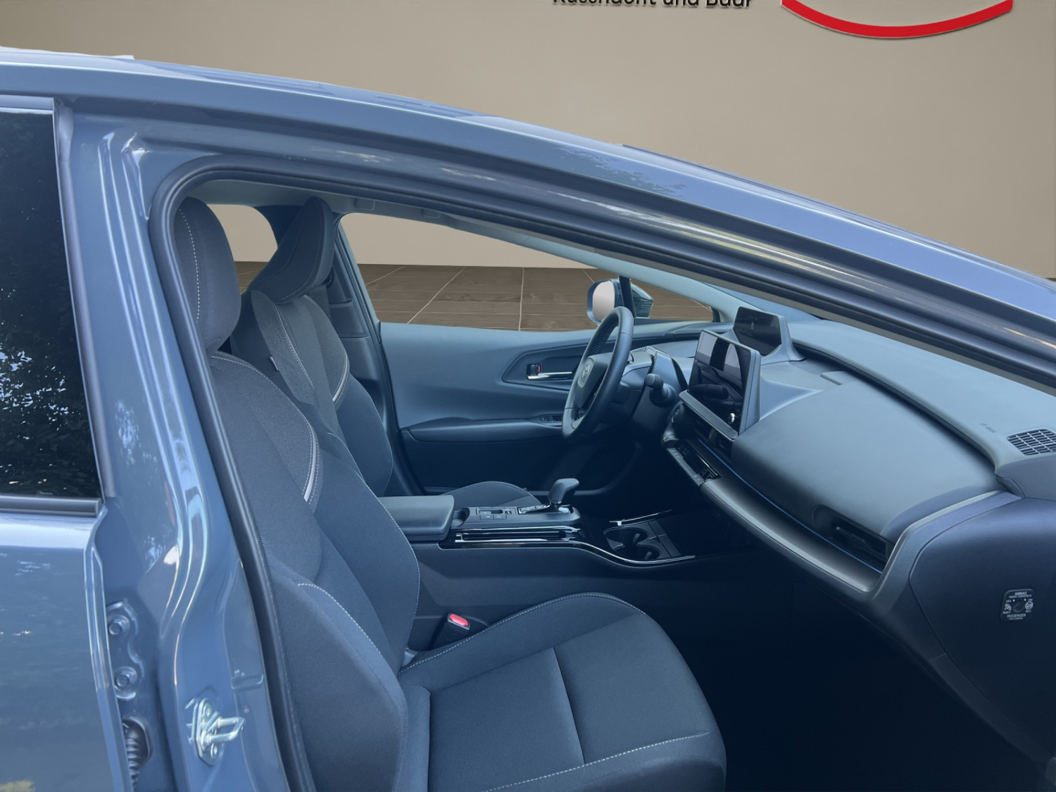 TOYOTA Prius 2.0 Plug-In-Hybrid Style-image-9