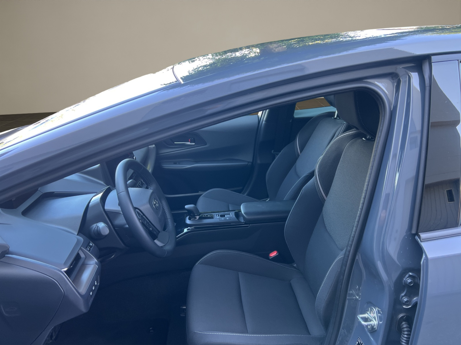 TOYOTA Prius 2.0 Plug-In-Hybrid Style-image-8