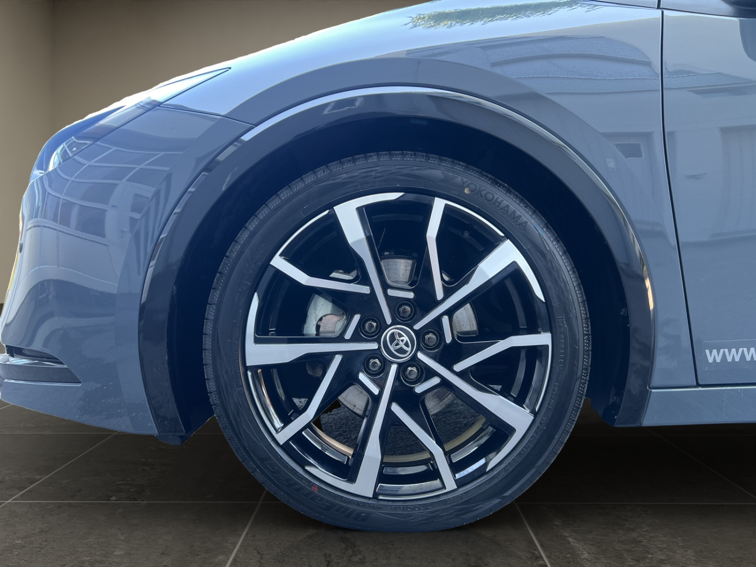 TOYOTA Prius 2.0 Plug-In-Hybrid Style-image-25