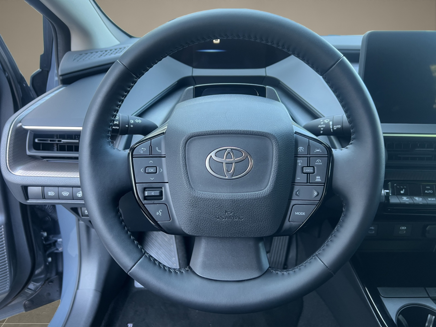 TOYOTA Prius 2.0 Plug-In-Hybrid Style-image-12