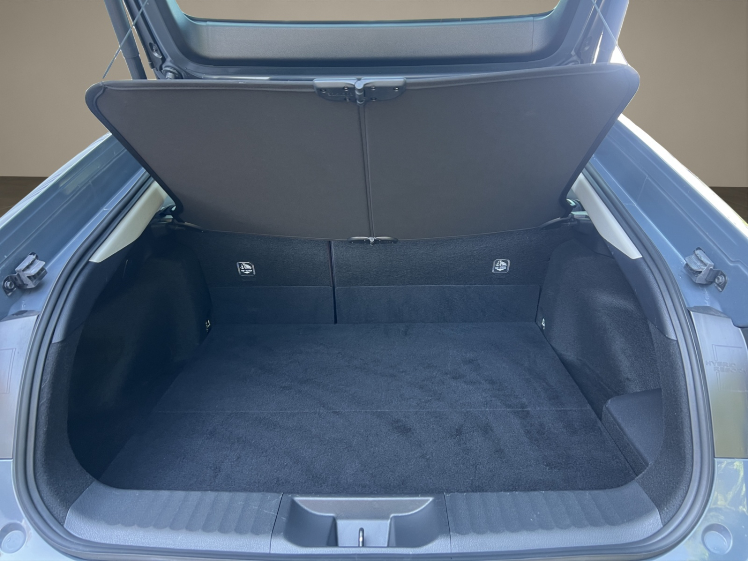 TOYOTA Prius 2.0 Plug-In-Hybrid Style-image-24