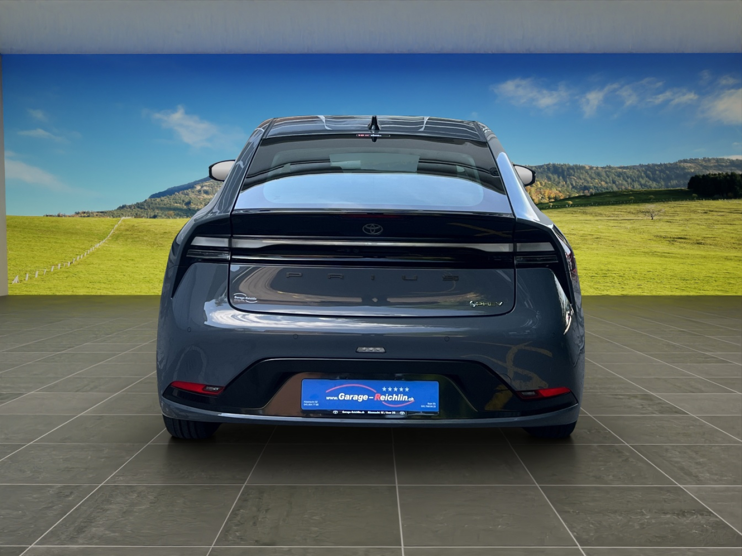 TOYOTA Prius 2.0 Plug-In-Hybrid Style-image-3