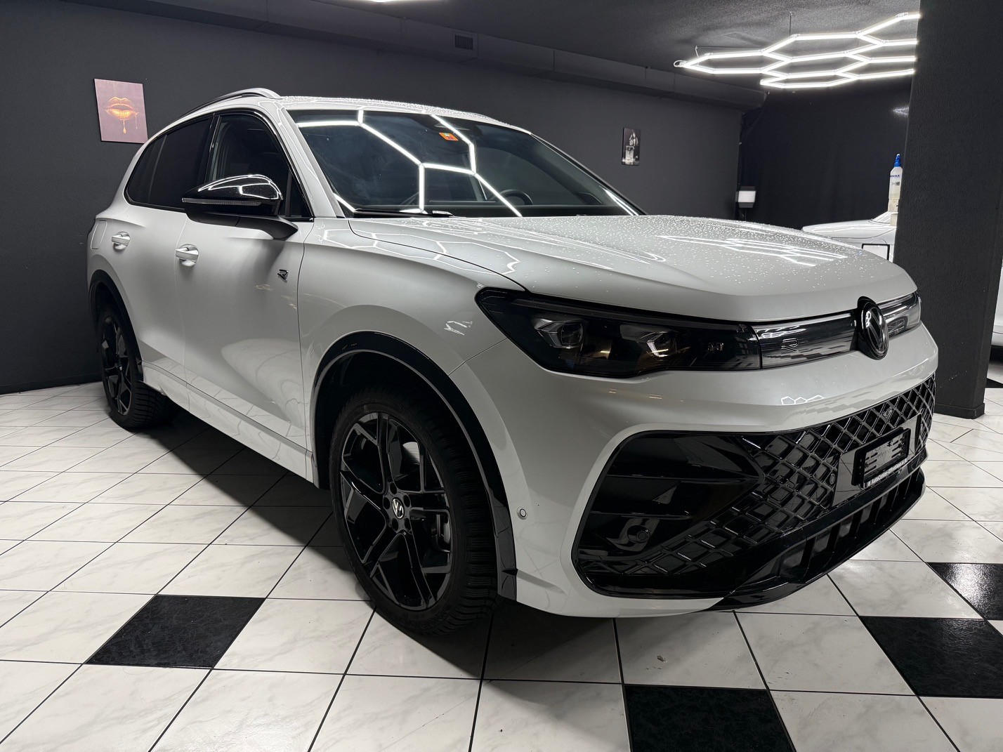 VW Tiguan 2.0 TSI DSG R-Line 4Motion-image-3