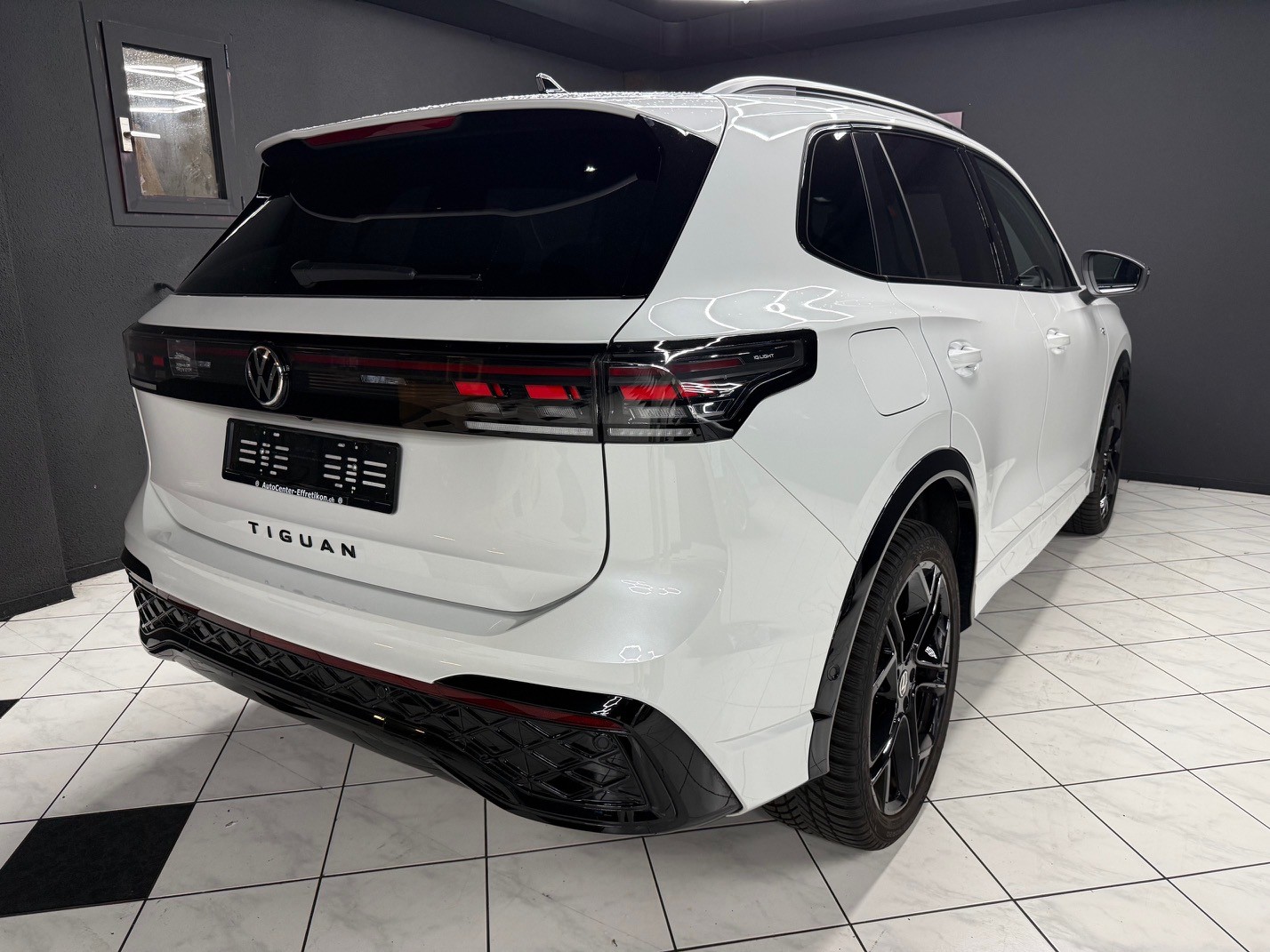 VW Tiguan 2.0 TSI DSG R-Line 4Motion-image-4