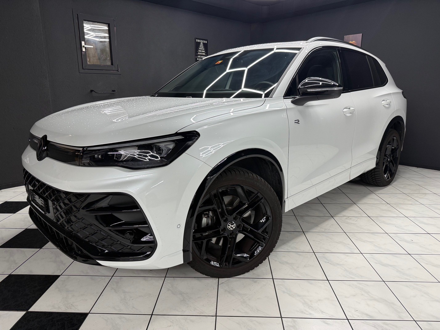 VW Tiguan 2.0 TSI DSG R-Line 4Motion-image-1