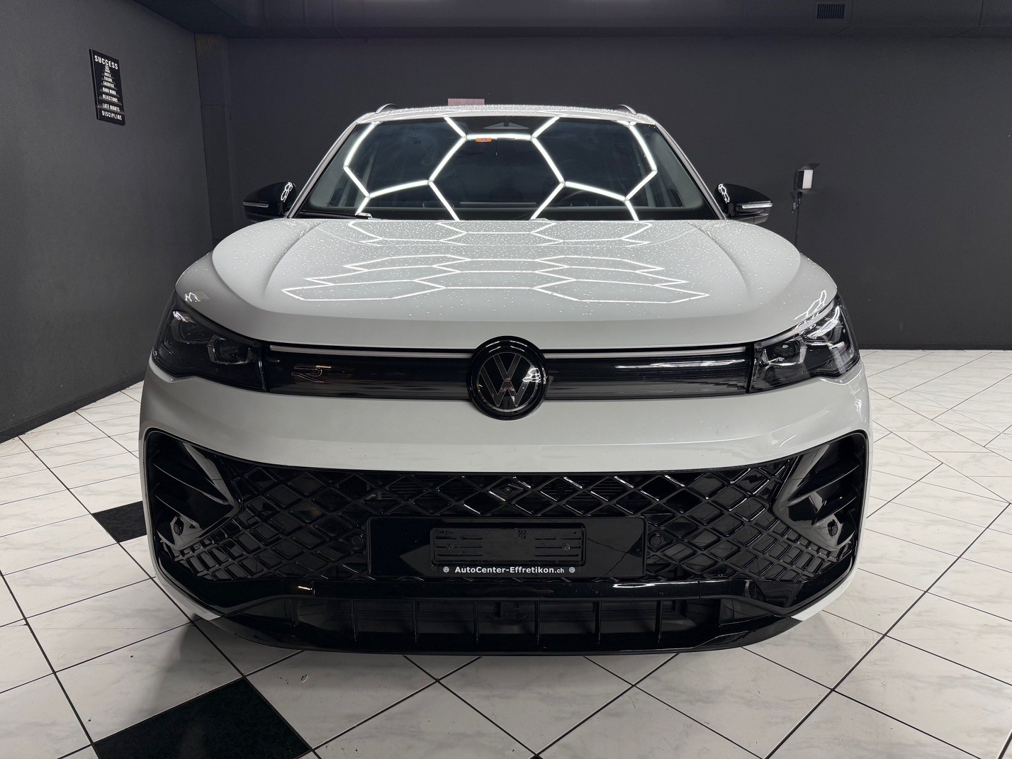 VW Tiguan 2.0 TSI DSG R-Line 4Motion-image-2