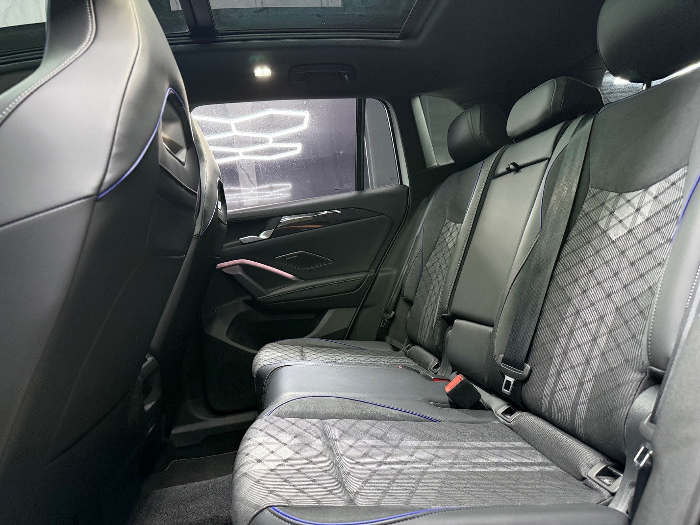 VW Tiguan 2.0 TSI DSG R-Line 4Motion-image-12