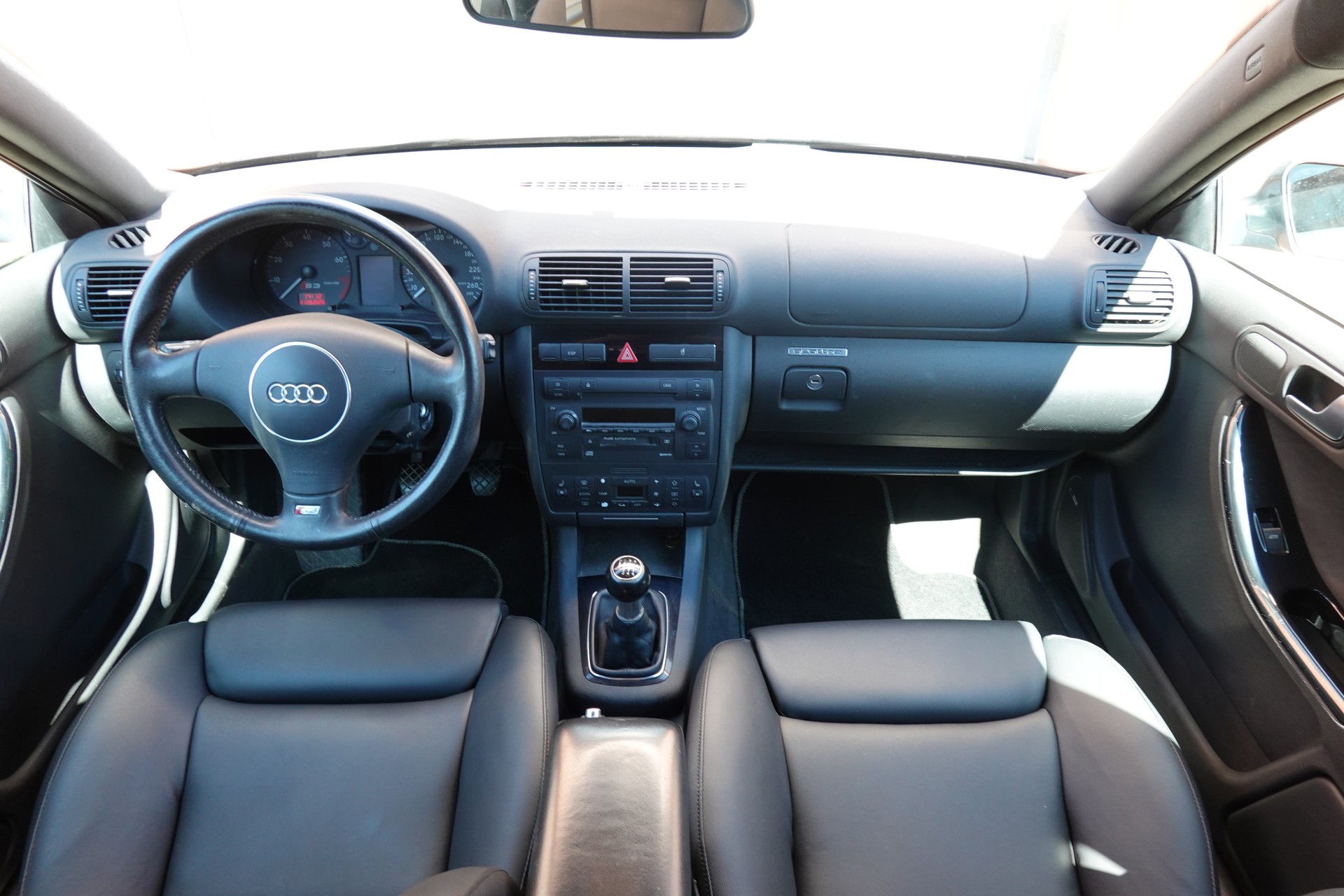 AUDI S3 quattro * Véhicule CH * Intérieur Cuir * 100% d'origine * Tempomat * Son BOSE * Jantes 18 * Sièges électriques *-image-10