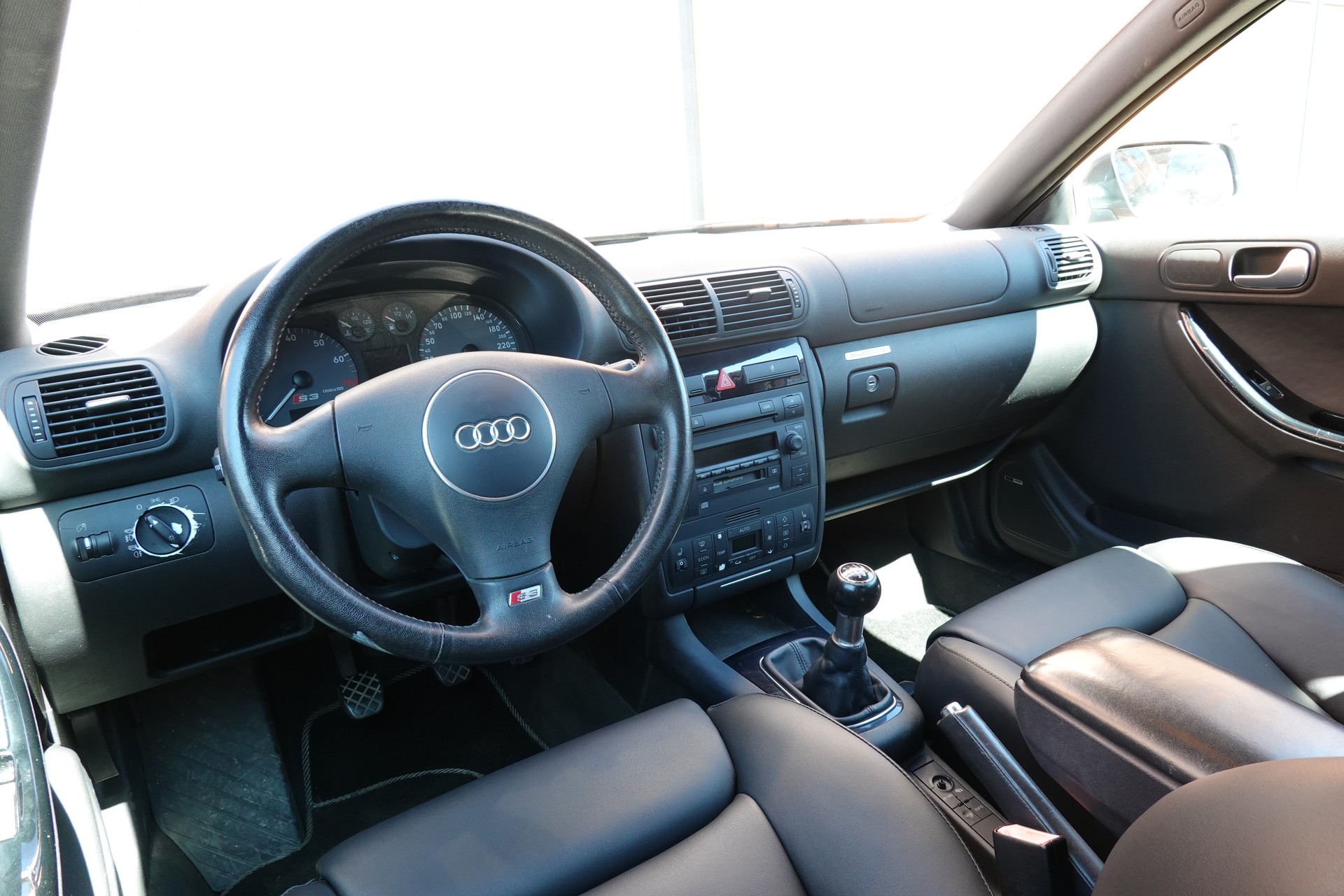 AUDI S3 quattro * Véhicule CH * Intérieur Cuir * 100% d'origine * Tempomat * Son BOSE * Jantes 18 * Sièges électriques *-image-12