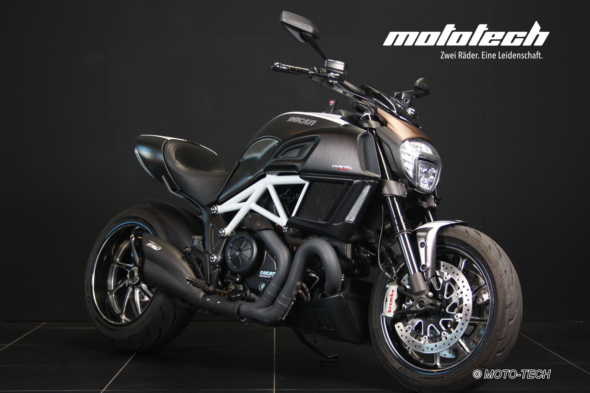 DUCATI Diavel 1200 Weiss