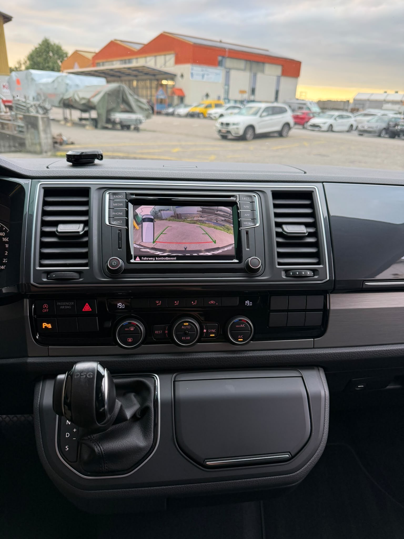 VW T6 Multivan 2.0 TDI Comfort. '70 Jahre Bulli' DSG-image-12